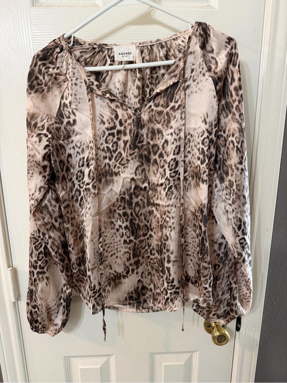 Andree by Unit Leopard Print Long-Sleeve V-Neck Blouse Size Small.